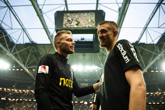 s Sebastian Larsson och Rasmus Lindkvist jublar