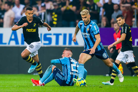 s Nabil Bahoui  i en kamp mot Djurgårdens Fredrik Ulvestad