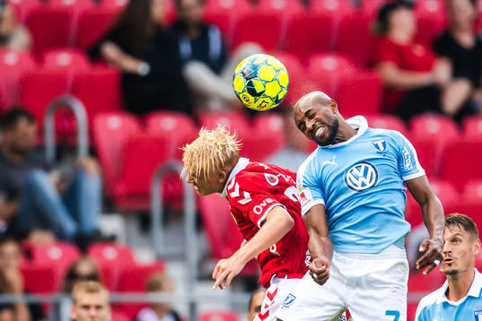 Kalmars Carl Gustafsson i nickduell med Malmö FFs Fouad