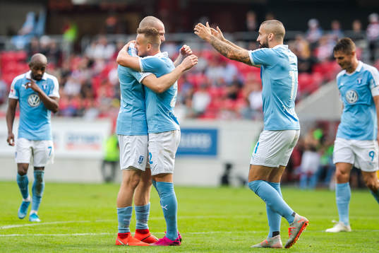 Malmö FFs Jo Inge Berget jublar med lagkamrater