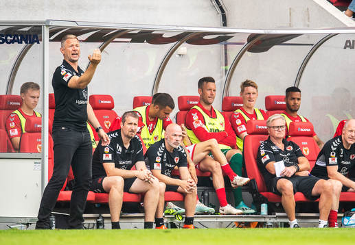 Kalmars tränare Magnus Pehrsson samt assisterende tränare
