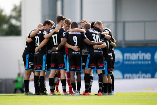 Players of Sandnes Ulf gather in a circle