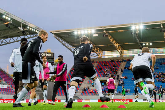 Gjermund Åsen of Rosenborg warms up