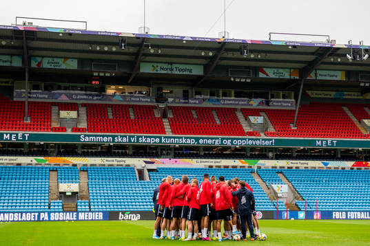 The players and staff of Norway gather in a circle