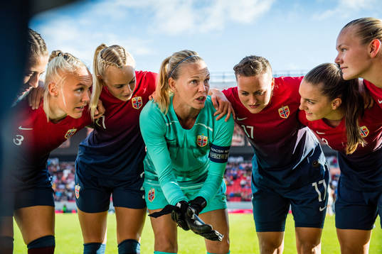 Maria Thorisdottir, Karina Sævik, goalkeeper Ingrid