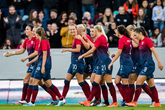 Caroline Graham Hansen of Norway celebrates with teammates