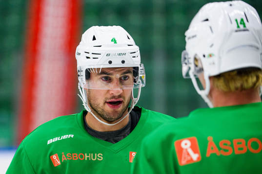 Kodie Curran talar med Jakob Bondesson