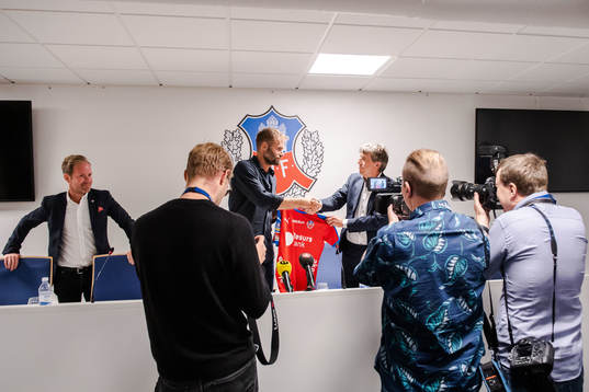 Fotografer framför Olof Mellberg som presenterats som ny