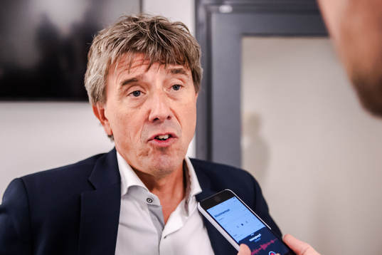 Ordförande Krister Azelius blir intervjuad