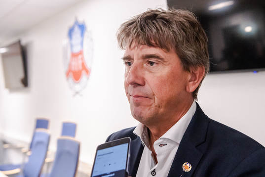 Ordförande Krister Azelius blir intervjuad