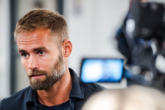 Olof Mellberg blir intervjuad av media