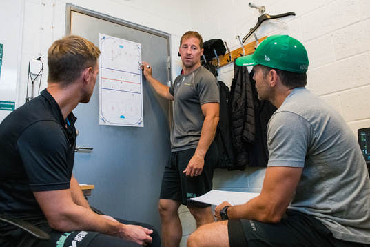 Rögles tränare Cam Abbott i samtal med målvaktstränare