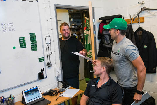 Materialförvaltare Frederik Andersen tittar in hos