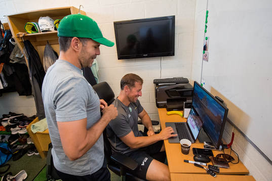 Assisterande tränare Cory Murphy och tränare Cam Abbott i