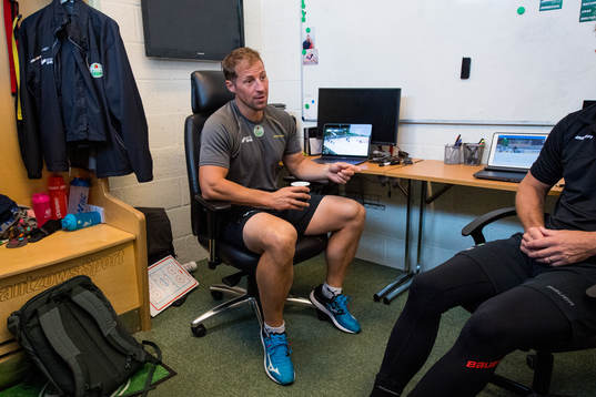 Rögles tränare Cam Abbott i tränarrummet