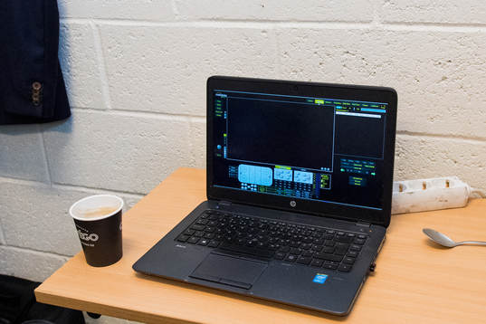 En dator visar ett statistikprogram för ishockey i