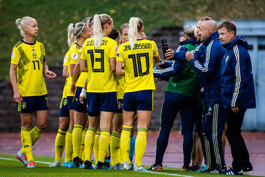 Players and Magnus Wikman, assistant coach and Peter