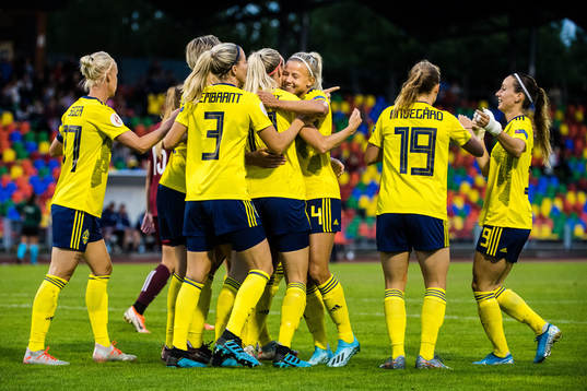 Players of Sweden celebrates