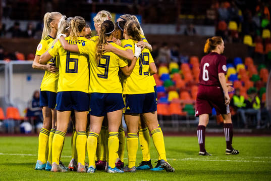 Players of Sweden celebrates