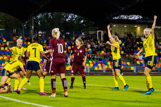 Players of Sweden celebrates