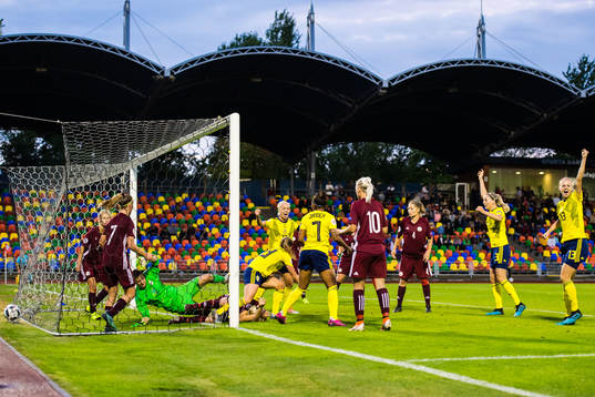 Players of Sweden celebrates