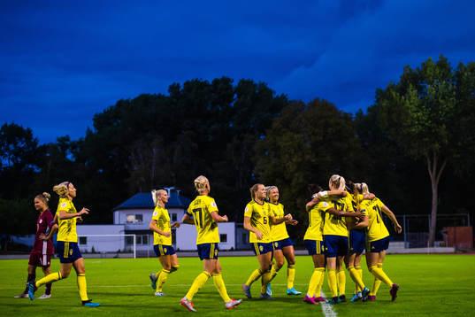 Players of Sweden celebrate with Kosovare Asllani