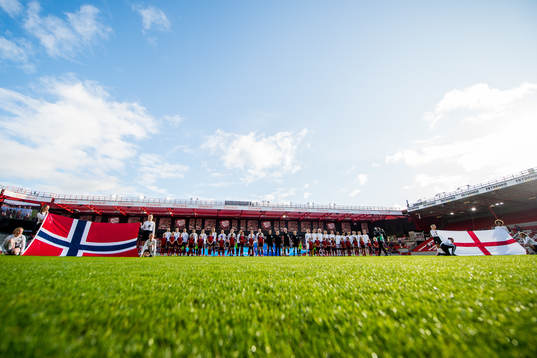 The players of Norway and England line up