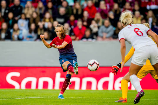 Caroline Graham Hansen scores 2-1