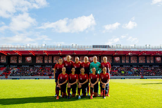 Maren Mjelde (2nd row), Caroline Graham Hansen, Frida