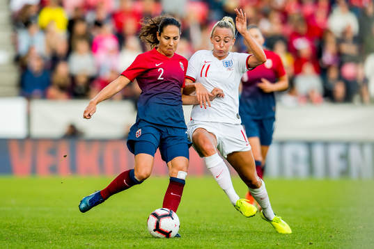 Ingrid Moe Wold of Norway and Toni Duggan of England
