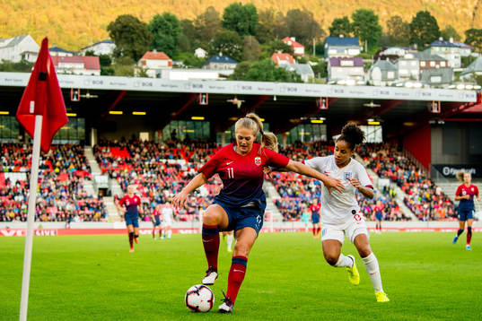 Lisa-Marie Karlseng Utland of Norway and Demi Stokes of