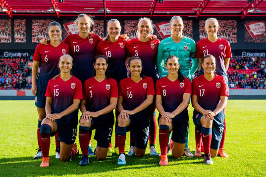 Maren Mjelde (2nd row), Caroline Graham Hansen, Frida