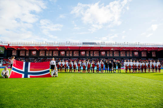 The players of Norway and England line up