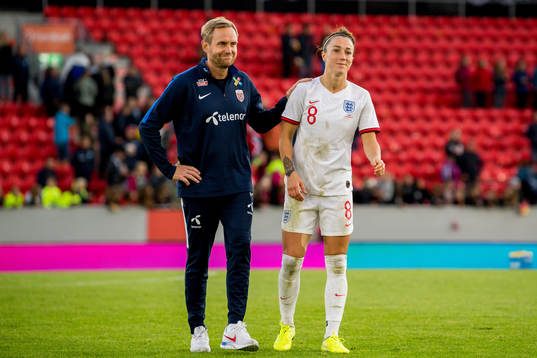 Martin Sjögren, head coach of Norway, and Lucy Bronze of