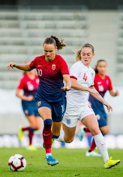 Caroline Graham Hansen of Norway and Keira Walsh of England