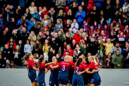 Caroline Graham Hansen of Norway celebrates with teammates