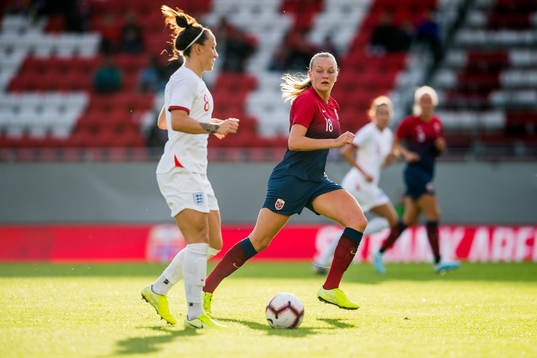 Lucy Bronze of England and Frida Maanum of Norway