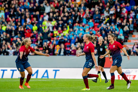 Frida Maanum of Norway celebrates with teammates Amalie