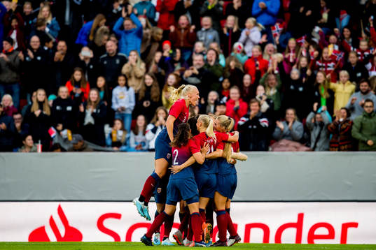 Caroline Graham Hansen of Norway celebrates with teammates