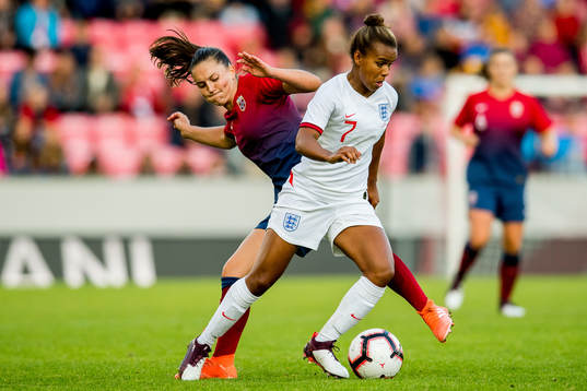 Vilde Bøe Risa of Norway and Nikita Parris of England