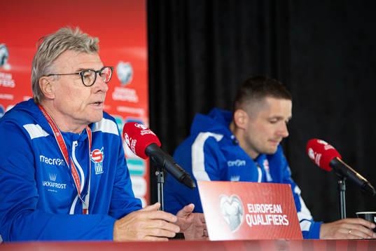 Head coach Lars Olsen and Atli Gregersen of the Faroe