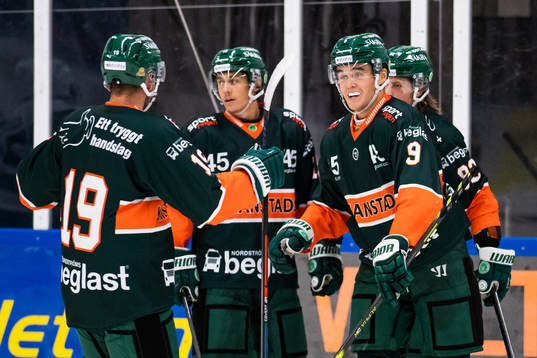 Kristianstads Axel Sundberg jublar med lagkamrater