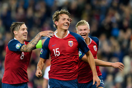 Sander Berge of Norway celebrates with teammates Stefan