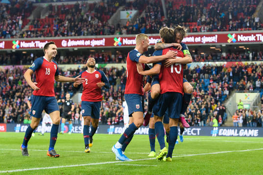 Sander Berge celebrates with team mates