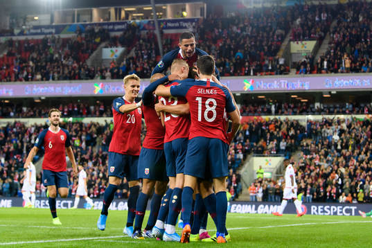 Sander Berge celebrates with team mates
