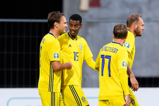 Alexander Isak of Sweden celebrates with his teammates