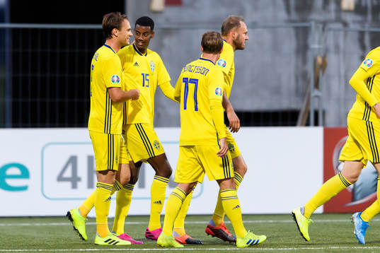 Alexander Isak of Sweden celebrates with his teammates