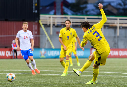 Victor Nilsson Lindelöf of Sweden scores 0-3