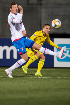 Hørdur Askham of Faroe Islands and Pierre Bengtsson of