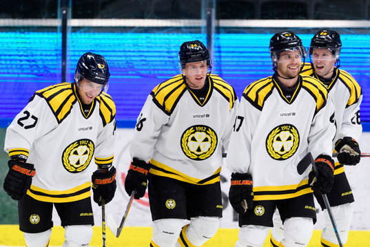 Brynäs Linus Ölund jublar med lagkamrater